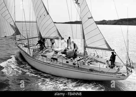 AJAX NOUVELLES PHOTOS - 1977. SOLENT, en Angleterre. - RACE WHITBREAD ENTRÉE - CLARE FRANCIS (GB) SKIPPÉ LE GRAND SPARKMAN & STEPHENS CONÇU 70 ketch de 12 M DANS L'ADC ACCUTRAC 1977/1978 WHITBREAD ROUND THE WORLD RACE. PHOTO:JONATHAN EASTLAND/AJAX REF:ACCUTRAC 1977 1 Banque D'Images