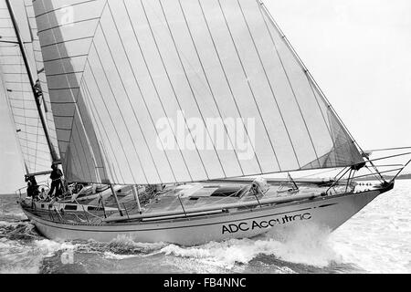 AJAX NOUVELLES PHOTOS - 1977. SOLENT, en Angleterre. - RACE WHITBREAD ENTRÉE - CLARE FRANCIS (GB) SKIPPÉ LE GRAND SPARKMAN & STEPHENS CONÇU 70 ketch de 12 M DANS L'ADC ACCUTRAC 1977/1978 WHITBREAD ROUND THE WORLD RACE. PHOTO:JONATHAN EASTLAND/AJAX REF:ACCUTRAC 1977 2 Banque D'Images