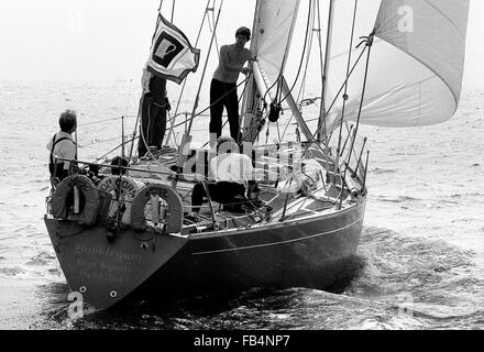 AJAXNETPHOTO. Août 29th, 1981. PORTSMOUTH, Angleterre. - Départ de course WHITBREAD - DOUG PETERSEN CONÇU BUBBLEGUM SLOOP (GBR) SKIPPÉ PAR IAIN MCGOWAN-FYFE. photo:JONATHAN EASTLAND/AJAX REF:1981 5 Banque D'Images