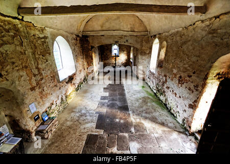 Sapey ancienne église est situé à l'extrémité d'une ruelle à côté de la rivière Sapey qui produit une eau pleine de limon dans des conditions hivernales Banque D'Images