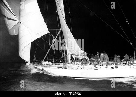 AJAXNETPHOTO. 1986. SOLENT, en Angleterre. Fin de course WHITBREAD - SIMON LE BON'S DRUM SKIPPÉ PAR SKIP NOVAK COURSE À LA LIGNE D'ARRIVÉE AU LARGE DE PORTSMOUTH. PHOTO:ADAM EASTLAND/AJAX REF:DRUM 1986 1 Banque D'Images