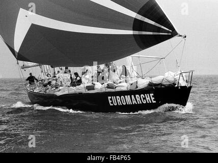 AJAXNETPHOTO. Août 29th, 1981. PORTSMOUTH, Angleterre. - Départ de course WHITBREAD - ANDRÉ MAURIC CONÇU EUROMARCHE DE FRANCE skippé par Eric Tabarly. photo:JONATHAN EASTLAND/AJAX REF:EUROMARCHE 1981 1 Banque D'Images