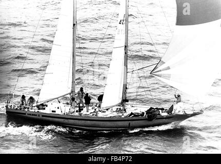 PHOTOS DE L'ACTUALITÉ AJAX - PORTSMOUTH, ANGLETERRE. 1978. WHITBREAD AUTOUR DE LA COURSE MONDIALE - ENTRÉE FRANÇAISE GAULOISE II BROCHÉE PAR ERIC LOIZEAU. YACHT CONÇU POUR ERIC TABARLY COMME PEN DUICK III PHOTO:JONATHAN EASTLAND/AJAX REF:GAULOISE II WRWR 1977 Banque D'Images