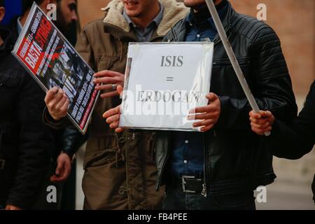 Rome, Italie. 09Th Jan, 2016. Amener les manifestants des banderoles et des pancartes lors d'une manifestation à Rome contre les massacres et les féminicides, et dire cesser de financer les violations des droits de l'homme et de massacres par le 'gouvernement turc", fasciste et arrêter un commerce des armes. © Davide Fracassi/Pacific Press/Alamy Live News Banque D'Images