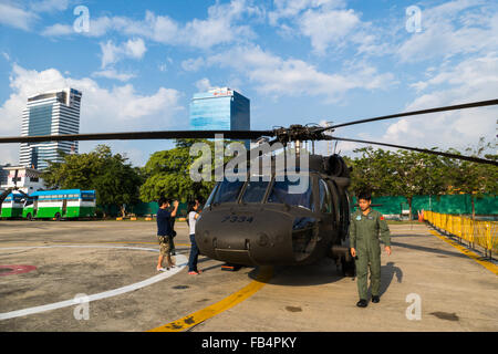 Bangkok, Thaïlande. 9 janvier, 2016. UH-60 Black Hawk sur l'affichage dans la journée des enfants à l'Armée de la Thaïlande le 9 janvier 2016 à Bangkok, Thaïlande. Credit : Chatchai Somwat/Alamy Live News Banque D'Images