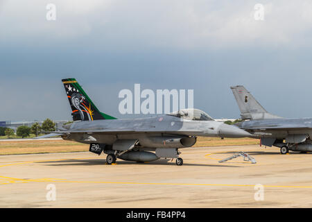 Bangkok, Thaïlande. 9 janvier, 2016. F-16 Fighting Falcon sur l'écran chez les enfants Journée à Thaïlande Air Force le 9 janvier 2016 à Bangkok, Thaïlande. Credit : Chatchai Somwat/Alamy Live News Banque D'Images