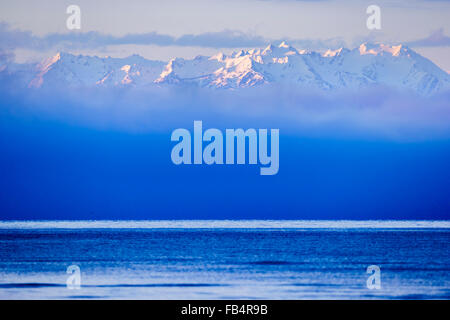 Montagnes Olympiques vue de l'East Sooke sur l'île de Vancouver Banque D'Images