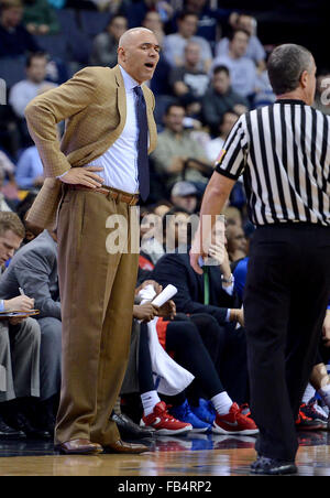 Washington, DC, USA. Jan 9, 2016. 20160109 - entraîneur-chef Dave DePaul LEITAO se plaint à un arbitre dans la première moitié contre Georgetown à l'Verizon Center à Washington. © Chuck Myers/ZUMA/Alamy Fil Live News Banque D'Images