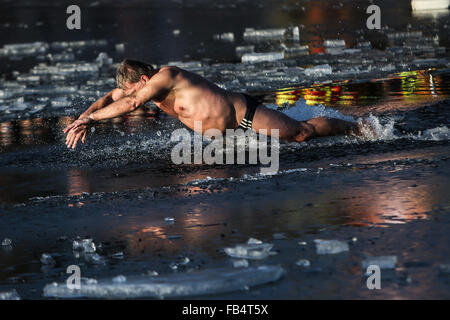 Berlin, Allemagne. Jan 9, 2016. Un nageur de glace prend part à l'assemblée le jour de l'an 'La natation hivernale' au lac Oranke à Berlin, Allemagne, le 9 janvier 2016. L'activité a eu lieu sur chaque deuxième samedi de janvier par Berlin et la glace d'hiver local du club de natation 'Berlin' joints. Credit : Zhang Fan/Xinhua/Alamy Live News Banque D'Images