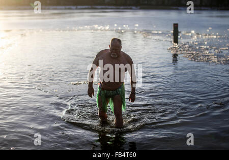 Berlin, Allemagne. Jan 9, 2016. Un nageur de glace prend part à l'assemblée le jour de l'an 'La natation hivernale' au lac Oranke à Berlin, Allemagne, le 9 janvier 2016. L'activité a eu lieu sur chaque deuxième samedi de janvier par Berlin et la glace d'hiver local du club de natation 'Berlin' joints. Credit : Zhang Fan/Xinhua/Alamy Live News Banque D'Images