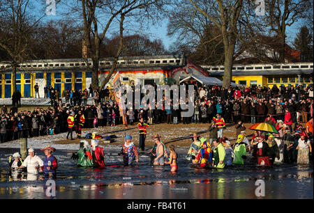 Berlin, Allemagne. Jan 9, 2016. Les nageurs de glace portant les costumes participent à l'assemblée le jour de l'an 'La natation hivernale' au lac Oranke à Berlin, Allemagne, le 9 janvier 2016. L'activité a eu lieu sur chaque deuxième samedi de janvier par Berlin et la glace d'hiver local du club de natation 'Berlin' joints. Credit : Zhang Fan/Xinhua/Alamy Live News Banque D'Images