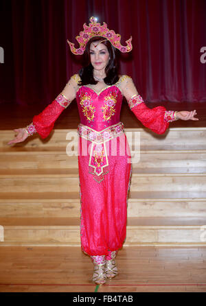 Priscilla Presley au photocall pour 'Aladdin' à la Milton Keynes Theatre le 18 novembre 2015 à Milton Keynes, Banque D'Images