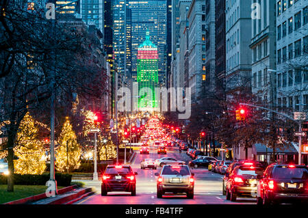 New York New York Rues Park Avenue New York Décorations de Noël le trafic d'arbres de Noël Banque D'Images