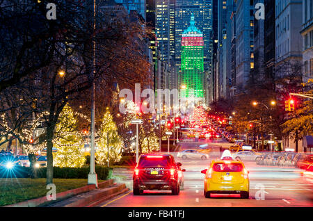 New York Park Avenue New York City Décorations Lumières de Noël Arbres Traffic Banque D'Images