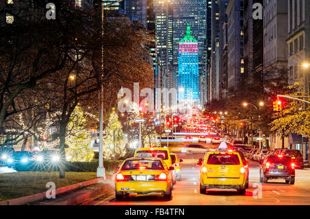 New York New York Street Park Avenue New York City Décorations Trafic d'arbres de Noël Banque D'Images