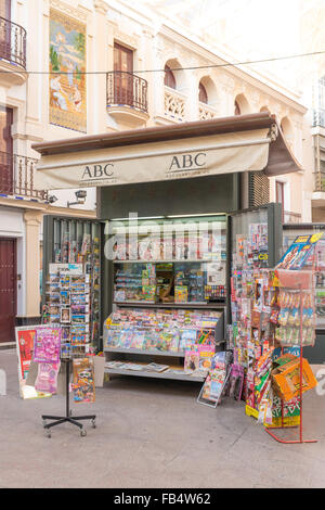 Séville, Spain-September 3e 2015 : un kiosque à journaux. Les kiosques vendent une variété de produits autres que les journaux et magazines. Banque D'Images