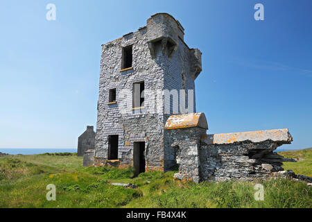 Ruine sur tour Brow Head, Mizen Head Peninsula, West Cork, Irlande Banque D'Images