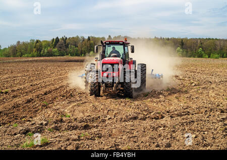 Le tracteur travaille dans un champ agricole. Banque D'Images