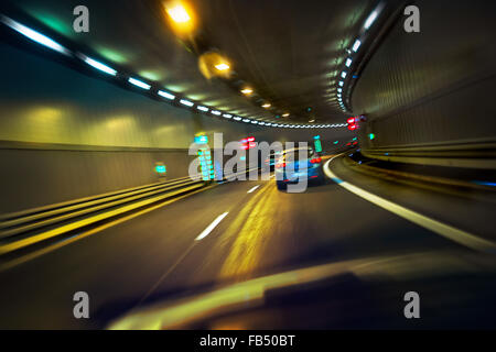 Les voitures qui circulent dans Luise-Kiesselbach tunnel, Munich, Bavière, Allemagne Banque D'Images