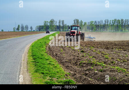Le tracteur travaille dans un champ agricole. Banque D'Images