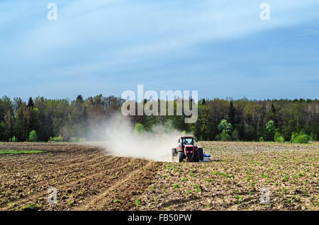 Le tracteur travaille dans un champ agricole. Banque D'Images