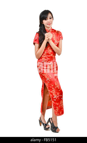 Cheongsam jolie fille avec vous souhaiter une bonne nouvelle année chinoise fond onwhite Banque D'Images