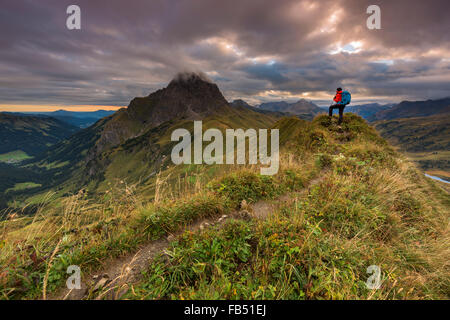 Recherche grimpeur sur le sommet du Widderstein, Alpes d'Allgäu, l'humeur des nuages le matin, Warth, Vorarlberg, Autriche Banque D'Images