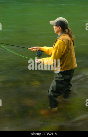 La pêche à la mouche sur le Nord de la rivière Santiam, Minto County Park, Oregon Banque D'Images