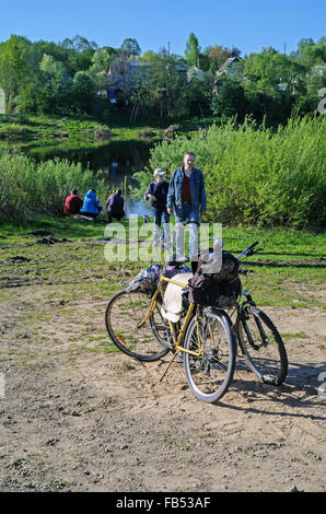 Reste sur la côte de la rivière. Billet sur vélo. Banque D'Images