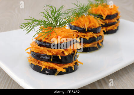 Aubergines frites farcies avec les carottes et l'ail épicée Banque D'Images