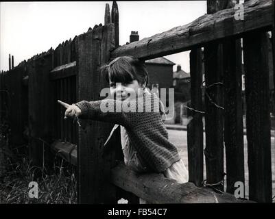 1964 - Mentions Légales historique en Grande-Bretagne - 11 ans, compte tenu d'emprisonnement à vie ; la création d'historique juridique est la Grande-Bretagne est le cas de Mary Bell. Pour à la Newcastle upon Tyne assises Mary Bell qui est de 11 ans, a été condamné à ''life'' de détention pour l'homicide involontaire coupable de 4 ans Martin Brown et 3 ans Brian Howe, à la morue, Sylvestre, New Castle, plus tôt cette année. Cette affaire, qui a causé tant de sympathie, non seulement pour les victimes, mais aussi pour les parents de Marie Bell, a causé certains problèmes pour le ministre de l'intérieur aussi pour leur sont à l'heure actuelle, en Grande-Bretagne d'aucune installation de la détention à long terme Banque D'Images