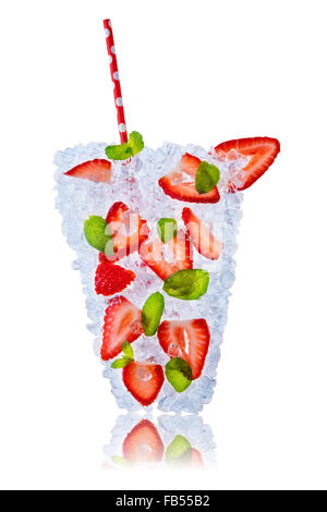 Cocktail de fraises glace avec des cubes de glace sur fond blanc Banque D'Images