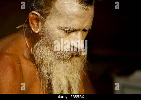 Katmandou, Népal. 10 janvier, 2016. Un Sadhu met des cendres sur son visage au temple de Pashupatinath à Katmandou, Népal, 10 janvier 2016. Sadhus sont connus sous le nom de Baba, Sannyasi (renunciates) qui ont laissé derrière eux tout le matériel des pièces jointes et de vivre dans les temples, les forêts ou les grottes. © Pratap Thapa/Xinhua/Alamy Live News Banque D'Images