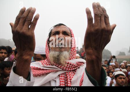 Dhaka, Bagladesh. 10 janvier, 2016. Les musulmans du Bangladesh Akheri Munajat, participer à des prières, à la conclusion de l'Biswa Ijtema du monde islamique ou congrégation à Tongi, à environ 30 km au nord de Dhaka le 10 janvier 2016. Les musulmans mllions rejoint une prière sur les rives d'un fleuve au Bangladesh comme la deuxième plus grande congrégation islamique annuel a pris fin aujourd'hui. Asad Rehman : Crédit/Alamy Live News Banque D'Images