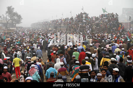 Dhaka, Bagladesh. 10 janvier, 2016. Les musulmans du Bangladesh laisser sur un train bondé après avoir assisté à l'Biswa Ijtema du monde islamique ou congrégation à Tongi, à environ 30 km au nord de Dhaka le 10 janvier 2016. Des millions de musulmans s'est joint à une prière sur les rives d'un fleuve au Bangladesh comme la deuxième plus grande congrégation islamique annuel a pris fin aujourd'hui. Asad Rehman : Crédit/Alamy Live News Banque D'Images