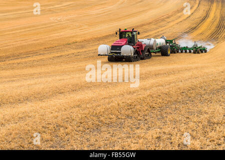 Cas tracteur Quadtrac extraction d'un réservoir d'ammoniac anhydre et l'application de l'applicateur d'anhydre un champ à l'avance de la préparation Banque D'Images