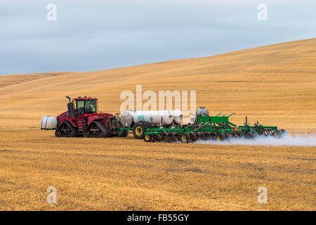 Cas tracteur Quadtrac extraction d'un réservoir d'ammoniac anhydre et l'application de l'applicateur d'anhydre un champ à l'avance de la préparation Banque D'Images