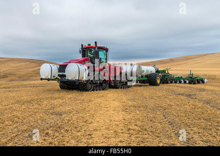 Cas tracteur Quadtrac extraction d'un réservoir d'ammoniac anhydre et l'application de l'applicateur d'anhydre un champ à l'avance de la préparation Banque D'Images