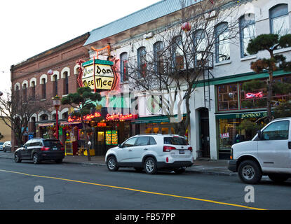 Don Mee restaurant de fruits de mer et autres magasins sur St.-Fisgard dans le quartier chinois de Victoria, BC Canada Banque D'Images