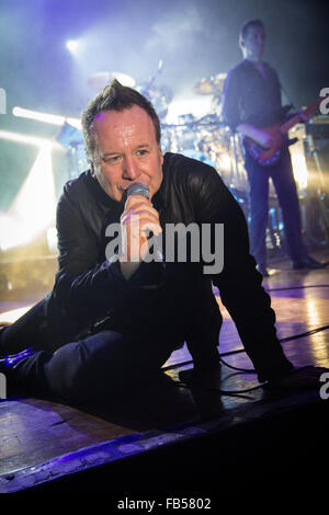 Milan Italie. 28 février 2012. Le groupe de rock écossais Simple Minds effectue sur scène à Alcatraz au cours de la 'Tour' 5X5 Banque D'Images