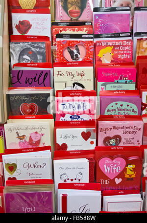 Cartes de Saint-Valentin à l'écran dans un magasin. Saint Valentin romantique colorés cartes de voeux dans la boutique. Banque D'Images