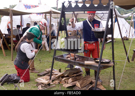 TEWKESBURY, des bureaux extérieurs. UK-11 JUILLET : Reenactors préparer le dîner - Living History le 11 juillet 2014 à Tewkesbury Fête médiévale Banque D'Images