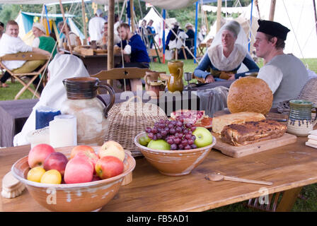 TEWKESBURY, des bureaux extérieurs. UK-11 JUILLET : Reenactors déguster une authentique cuisine : living history le 11 juillet 2014 à Tewkesbury Fête médiévale Banque D'Images