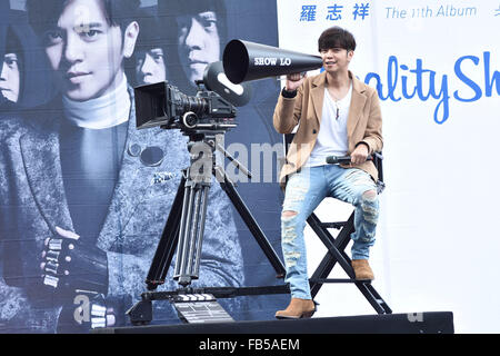 Taipei. 10 janvier, 2016. Singer Show Lo assiste à une séance d'autographes de son nouvel album 'Reality Show ?" à Taipei, Taiwan du sud-est de la Chine, 10 janvier 2016. © Xinhua/Alamy Live News Banque D'Images