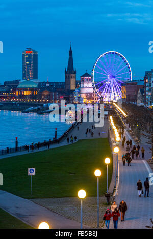 Grande roue dans la vieille ville, au bord du Rhin, à Düsseldorf, Allemagne, Banque D'Images