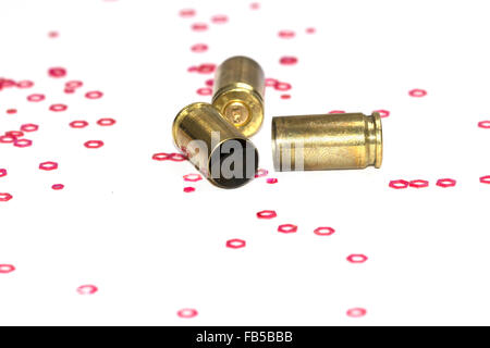9mm vide bullet coquilles de fond blanc avec des petits objets hexagone rouge Banque D'Images