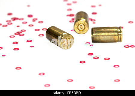 9mm vide bullet coquilles de fond blanc avec des petits objets hexagone rouge Banque D'Images