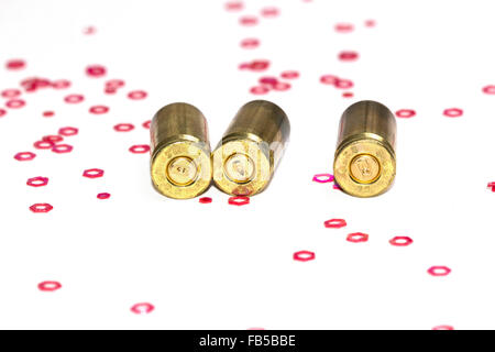 9mm vide bullet coquilles de fond blanc avec des petits objets hexagone rouge Banque D'Images