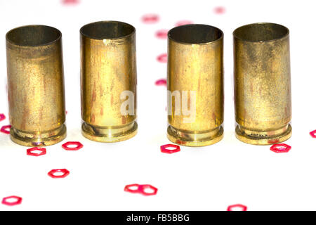9mm vide bullet coquilles de fond blanc avec des petits objets hexagone rouge Banque D'Images