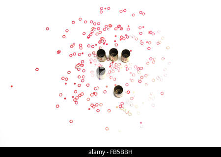 9mm vide bullet coquilles de fond blanc avec des petits objets hexagone rouge Banque D'Images